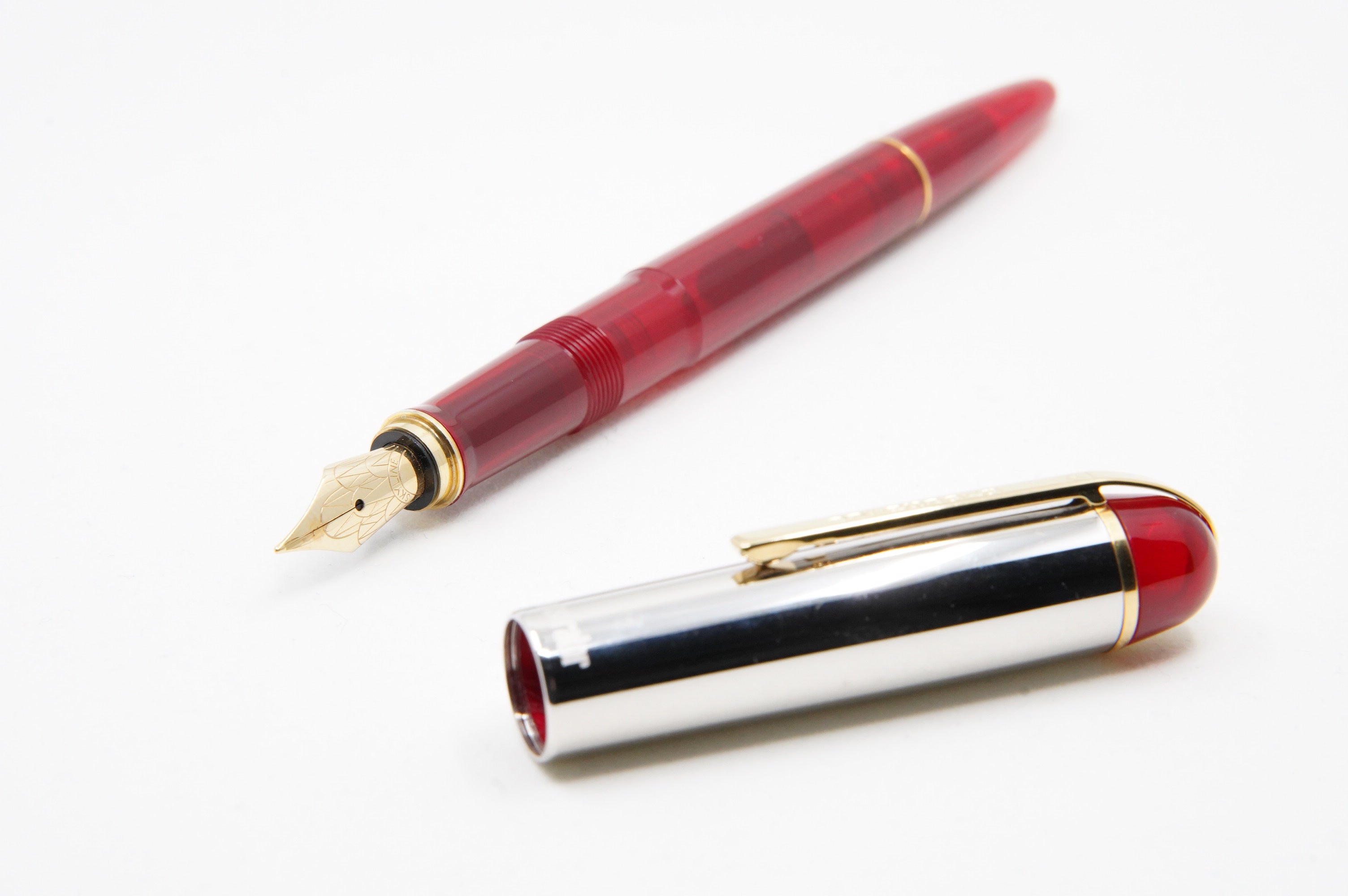Wahl Eversharp Skyline FP Red Demo - The iconic SKYLINE created by Henry Dreyfus in 1939